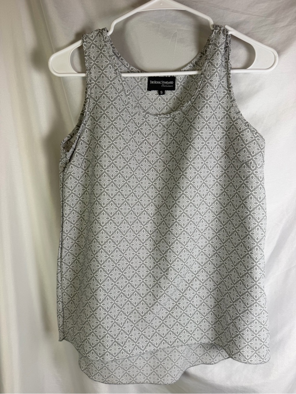 The Royal Standard Gray White Medallion Silky Tank Top Small - Picture 2 of 7